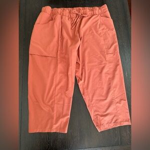Like new. Capri pants XL